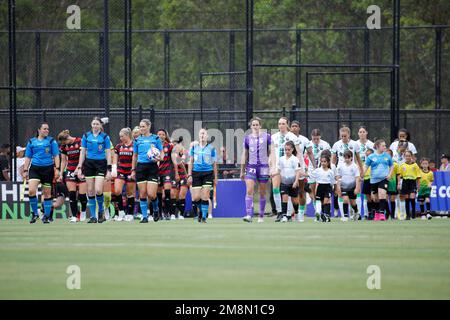 Sydney, Australien. 14. Januar 2023. Schiedsrichter und Spieler gehen vor dem Spiel zwischen Wanderers und Western United im Wanderers Football Park am 14. Januar 2023 in Sydney, Australien. Kredit: IOIO IMAGES/Alamy Live News Stockfoto