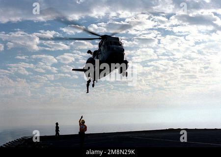 Helikopterteams der britischen Royal Navy vom Royal Fleet Auxiliary Ship, HMS FORT VICTORIA (A 387), üben Rettungslifte mit einem Westland AEW-2 Sea King Helikopter, während sie im persischen Golf zur Unterstützung des Aufbaus in Südwestasien sind. Basis: HMS-Conventry (F 98) Stockfoto