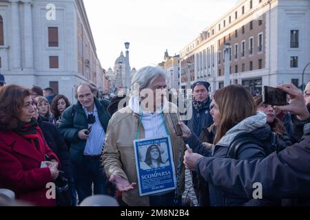 Rom, Italien. 14. Januar 2023. Pietro Orlandi, Bruder von Emanuela Orlandi, Vatikanbürgerin, die am 22. Juni 1983 auf mysteriöse Weise verschwand. Ein Protest in Rom, organisiert von Pietro Orlandi, dem Bruder von Emanuela Orlandi, der heute 55 geworden wäre. Zum ersten Mal seit 40 Jahren hat der Vatikan eine Untersuchung des Verschwindens von Emanuela Orlandi eingeleitet. (Kreditbild: © Matteo Nardone/Pacific Press via ZUMA Press Wire) NUR REDAKTIONELLE VERWENDUNG! Nicht für den kommerziellen GEBRAUCH! Stockfoto