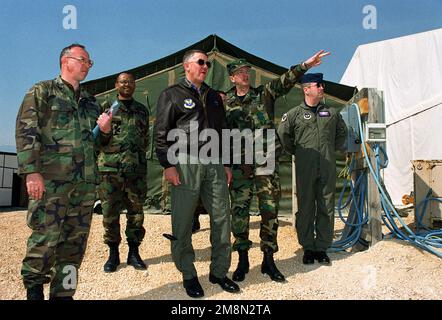 Oberstleutnant Shriver DER US-Luftwaffe, Befehlshaber der TDY-Einrichtungen in Tendopoli am Luftwaffenstützpunkt Aviano, Italien, und Generalleutnant David L. Vesely, stellvertretender STABSCHEF der USAF, beobachten, wie Brigadegeneral Timothy A. Peppe, Befehlshaber des 31. Kampfflügels, auf einige der Tendopoli-TDY-Anlagen zeigt. Stützpunkt: Luftwaffenstützpunkt Aviano Staat: Pordenone Land: Italien (ITA) Stockfoto