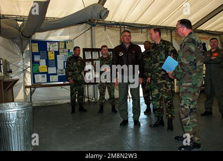 US Air Force Lieutenant General David L. Vesely, (braune Jacke), stellvertretender STABSCHEF der USAF, erhält von Brigadegeneral Timothy A. Peppe, Befehlshaber des 31. Kampfflügels, ein Briefing über zukünftige Baupläne für Aviano 2000. USAF-Oberstleutnant Shriver, Kommandeur der Tendopoli-TDY-Anlagen am Luftwaffenstützpunkt Aviano, Italien, steht rechts neben BGEN Peppe. Stützpunkt: Luftwaffenstützpunkt Aviano Staat: Pordenone Land: Italien (ITA) Stockfoto