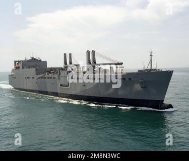 Steuerbord-Bugblick auf das strategische Schwertransportschiff USNS WATSON (T-AKR 310) des Military Sealift Command (MSC), das vor der Küste von San Diego auf Seerundfahrt ist. Land: Pazifik (POC) Stockfoto