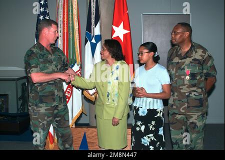 OBERST Ronald Perry (links), Deputy G3, III Corps und Fort Hood, gratuliert Fredia J. Cain, der die Achievement Medal for Civil Service verliehen wurde. Auf der Suche nach Tochter Trina und Ehemann COL Eddie Cain, der gerade die Legion of Merit Medaille für seinen verdienstvollen Dienst als Chemieoffizier, III. Korps und Fort Hood erhalten hat. Basis: Fort Hood Bundesstaat: Texas (TX) Land: Vereinigte Staaten von Amerika (USA) Stockfoto