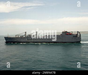 Ein Hafenblick auf das strategische Schwertransportschiff USNS WATSON (T-AKR 310) des Militärischen Sealift-Kommandos (MSC), das auf Seeversuchen vor der Küste von San Diego unterwegs ist. Land: Pazifik (POC) Stockfoto