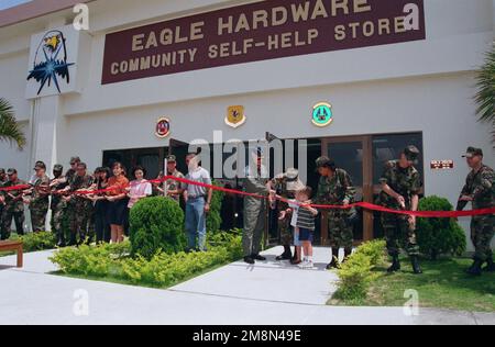 Die Zeremonie zum Schneiden des Bands markiert die große Eröffnung von Eagle Hardware, einem neuen Konzept der Selbsthilfe in der Luftwaffe am Luftwaffenstützpunkt Kadena. Am 22. Mai 1998 eröffnete Brigadegeneral John R. Baker, Commander 18. Wing, CHIEF MASTER Sergeant Robert Stivers, SENIOR Enlisted Advisor und Mitglieder der 18. Bauingenieurstaffel mit ein wenig Hilfe den Laden offiziell. Basis: Luftwaffenstützpunkt Kadena Staat: Okinawa Land: Japan (JPN) Stockfoto