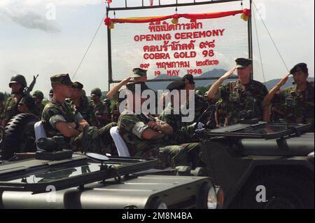 OBERLEUTNANT Libutti des US Marine Corps, überprüft seine Truppen in Kanchanaburi während der Eröffnungszeremonie für Übung COBRA GOLD '98 in Thailand. Betreff Operation/Serie: COBRA GOLD '98 Basis: Kanchana Buri Land: Thailand (THA) Stockfoto