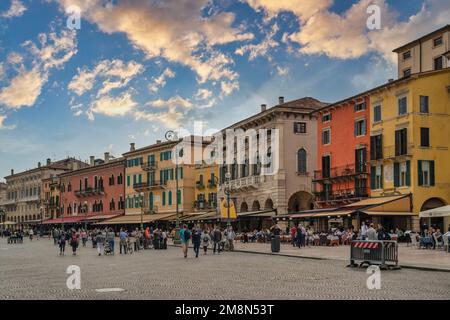 Verona, Italien - 22. Mai 2019 : Skyline der Stadt Piazza Bra mit vielen Touristen Stockfoto