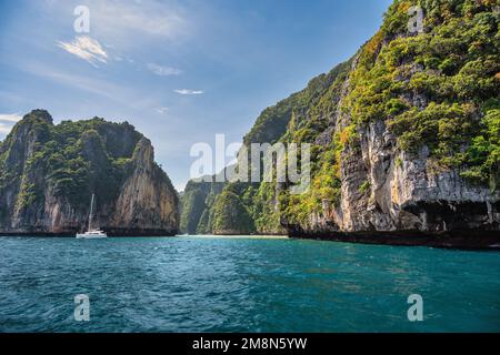 Blick auf die tropischen Inseln mit loceanblauem Meerwasser auf den Phi Phi Inseln, die Naturlandschaft von Krabi Thailand Stockfoto