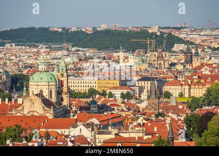 Prag Tschechien Tschechische Republik, hohe Sicht auf die Skyline der Stadt im Stadtzentrum Stockfoto