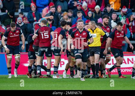 Limerick, Irland. 15. Januar 2023. Münster-Spieler feiern am 14. Januar 2023 im Thomond Park in Limerick, Irland, die Punkte beim Heineken Champions Cup, Runde 3, beim Spiel Pool B zwischen Munster Rugby und Northampton Saints (Foto: Andrew SURMA/Credit: SIPA USA/Alamy Live News) Stockfoto