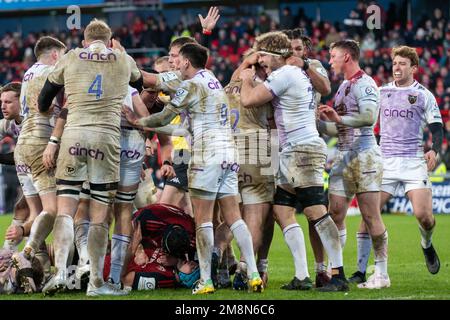 Limerick, Irland. 15. Januar 2023. Die Spieler von Northampton feiern am 14. Januar 2023 beim Heineken Champions Cup, Runde 3, Spiel Pool B zwischen Munster Rugby und Northampton Saints im Thomond Park in Limerick, Irland (Foto: Andrew SURMA/Credit: SIPA USA/Alamy Live News) Stockfoto