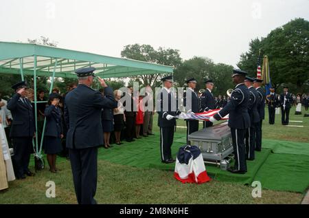 Mitglieder der USAF-Ehrengarde bereiten sich darauf vor, die amerikanische Flagge zu falten, die der Familie von USAF-Leutnant Michael Blassie während der Beerdigung auf dem Jefferson Barracks National Cemetery übergeben wird. Leutnant Blassie wurde im Einsatz getötet, als er eine Mission über Südvietnam flog. Leutnant Blassies Überreste wurden seiner Familie zurückgegeben, nachdem sie 14 Jahre lang unidentifiziert im Grab der Unbekannten lag. Basis: Saint Louis Staat: Missouri (MO) Land: Vereinigte Staaten von Amerika (USA) Stockfoto