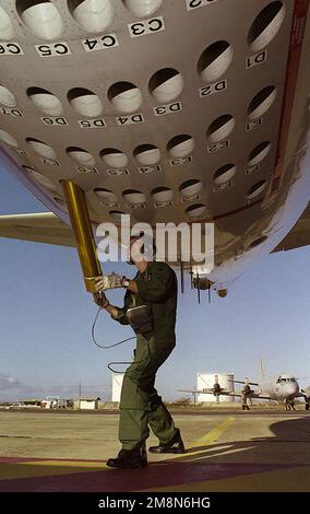 Masaki Noge, PETTY Officer der japanischen Seeschifffahrts-Selbstverteidigung, installiert während der RIMPAC 98 ein Sonobouy in der Startrampe eines Patrouillenflugzeugs der P-3C Orion. Die P-3C demonstriert die Wirksamkeit der Seeflugüberwachung und der U-Boot-Kampfhandlungen. Betreff Betrieb/Serie: RIMPAC '98 Base: Naval Air Station, Barbers Point State: Hawaii (HI) Country: United States of America (USA) Stockfoto
