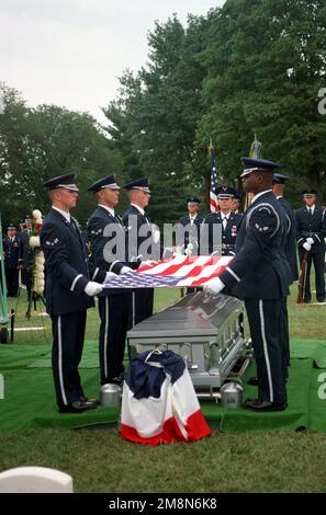 Mitglieder der USAF-Ehrengarde falten vorsichtig die amerikanische Flagge, die der Familie von USAF-Leutnant Michael Blassie während der Beerdigung auf dem Jefferson Barracks National Cemetery übergeben wird. Leutnant Blassie wurde im Einsatz getötet, als er eine Mission über Südvietnam flog. Leutnant Blassies Überreste wurden seiner Familie zurückgegeben, nachdem sie 14 Jahre lang unidentifiziert im Grab der Unbekannten lag. Basis: Saint Louis Staat: Missouri (MO) Land: Vereinigte Staaten von Amerika (USA) Stockfoto