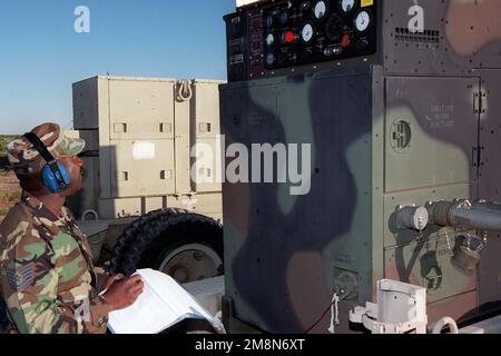 Technischer Sergeant Harvey Dyson nimmt regelmäßige Messungen am mechanischen Notstromgenerator 806 vor. Die Messungen werden stündlich durchgeführt, um die allgemeinen Betriebsbedingungen zu bestimmen und Probleme zu vermeiden, um einen Stromausfall zu verhindern. TSGT Dyson ist Mitglied des 245. Flugverkehrskontrollgeschwaders, 169. Kampfflugzeug, McEntire Air National Guard Station, Eastover, South Carolina. Die 245. ATCS werden im Michael Army Air Field, Dugway Proving Grounds, Utah, eingesetzt, um DEN GLOBALEN PATRIOT '98 zu unterstützen. Subjekt Operation/Serie: GLOBAL PATRIOT '98 Basis: Michael Army Air Field State: Utah (UT) Land: U Stockfoto