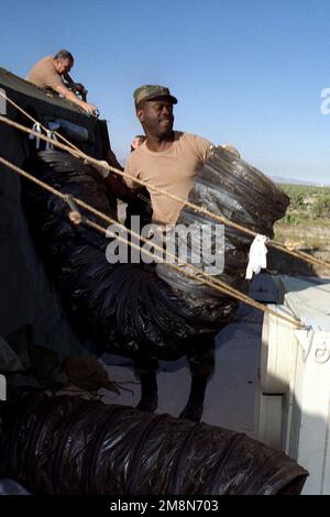 Technischer Sergeant Dan Griffith trennt einen Flexkanal von einer Umweltkontrolleinheit. TSGT Griffith ist Mitglied des 245. Flugverkehrskontrollgeschwaders (ATCS), McEntire Air National Guard Station, Eastover, South Carolina. Die 245. ATCS werden auf dem Michael Army Air Field, Dugway Proving Grounds, Utah, für Galliant Patriot '98 eingesetzt. Betreff Operation/Serie: GALLIANT PATRIOT '98 Base: Michael Army Air Field State: Utah (UT) Land: Vereinigte Staaten von Amerika (USA) Stockfoto