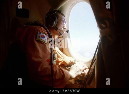 An Bord eines ROKN P-3C Orion-Flugzeugs während einer Live-Harpoon-Raketenabschussübung während der RIMPAC '98 überwacht ROKN Warrant Officer Lee Jung Seek die Rakete vor dem Start. Betreff Betrieb/Serie: RIMPAC '98 Land: Pazifik (POC) Stockfoto