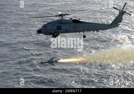 Eine Pinguin-Rakete AGM 119 wird von einem SH-60B Seahawk, der Helicopter Anti-U-Boot Squadron Light (HSL) 47 aus NAS North Island, San Diego, Kalifornien, zugewiesen wurde, gegen ein Übungszielschiff abgeschossen. HSL 47 wird im Pazifischen Ozean für Übung RIMPAC 98 eingesetzt. Betreff Betrieb/Serie: RIMPAC '98 Land: Pazifik (POC) Stockfoto