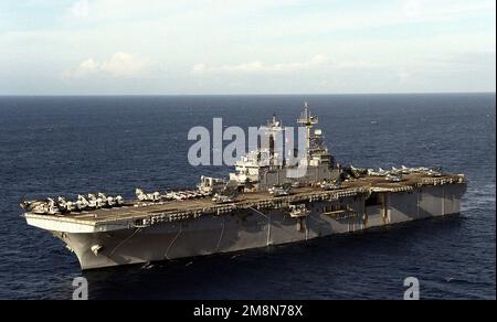 Backbord-Bogenblick auf das amphibische Sturmschiff USS BOXER (LHD-4) der Wasp-Klasse, wenn sie nach der Übung RIMPAC '98 nach Hawaii zurückkehrt. Betreff Betrieb/Serie: RIMPAC '98 Land: Pazifik (POC) Stockfoto