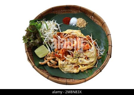 Pad thai mit Shrimp Ei Zitrone und Nudeln isolierter weißer Hintergrund, thailändisches Essen am beliebtesten traditionellen, originalen thailändischen Stil. Stockfoto