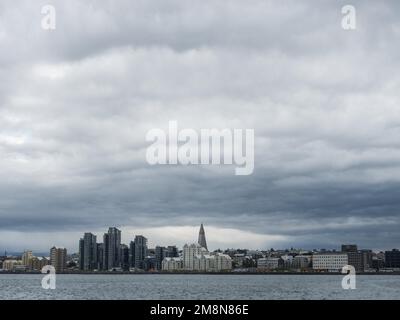 Skyline von Reykjavik, vom Meer aus gesehen, Reykjavik, Island Stockfoto