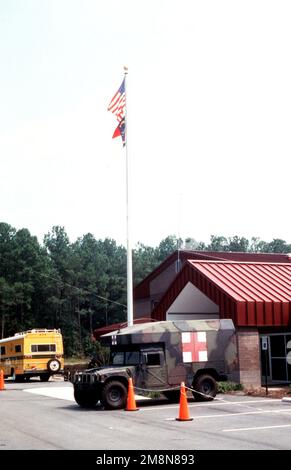 Ein Truck Ambulance der North Carolina Army National Guard M886 parkt in der Nähe des Eingangs der neuen North Carolina Army National Guard Armory in Kinston, North Carolina. Ein North Carolina US Forest Service Mobile Command Post Fahrzeug steht an der Seite des Gebäudes. Basis: Kinston Bundesstaat: North Carolina (NC) Land: Vereinigte Staaten von Amerika (USA) Stockfoto