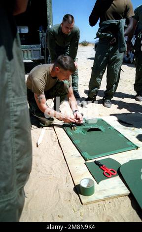 Sergeant Marts VOM US Marine Corps Explosive Ordnance Disposal Unit, zeigt den Auszubildenden, wie sie während der Schulung zum Angriff auf Verletzungen Anklagen auf sichere und angemessene Weise einleiten können. Basis: Marine Corps Air Station, Yuma Bundesstaat: Arizona (AZ) Land: Vereinigte Staaten von Amerika (USA) Stockfoto