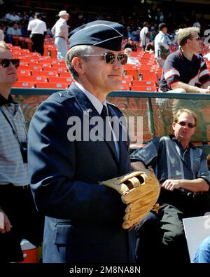 Mittelgroß, rechte Vorderansicht, Brigadegeneral Steven A. Roser, USAF, Befehlshaber des 60. Air Mobility Wing bei Travis AFB, Kalifornien, bereitet sich darauf vor, während des Spiels von Oakland A den ersten Pitch beim Travis Day im Oakland Coliseum, Oakland, Kalifornien, zu werfen. General Roser hatte den Eid auf etwa 20 Leute geschworen, die sich für die Air Force auf dem Spielfeld engagierten. Basis: Luftwaffenstützpunkt Travis Bundesstaat: Kalifornien (CA) Land: Vereinigte Staaten von Amerika (USA) Stockfoto