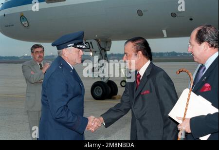 Brigadegeneral Arthur J. Lichte Commander, 89. Airlift Wing, begrüßt Dr. Carlos D. Menen, Präsident Argentiniens, bei seiner Ankunft am Andrews Air Force Base, Maryland. Basis: Luftwaffenstützpunkt Andrews Bundesstaat: Maryland (MD) Land: Vereinigte Staaten von Amerika (USA) Stockfoto