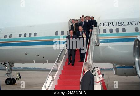 Dr. Carlos S. Menen, Präsident von Argentinien, taucht kurz nach der Ankunft am Luftwaffenstützpunkt Andrews in Maryland aus seinem Flugzeug auf. Basis: Luftwaffenstützpunkt Andrews Bundesstaat: Maryland (MD) Land: Vereinigte Staaten von Amerika (USA) Stockfoto