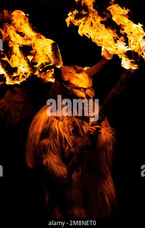 Klausen-Maske mit brennenden Hörnern im Dunkeln, Erkheimer Klausen, Unterallgaeu, Bayern, Deutschland Stockfoto