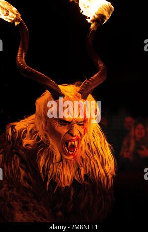 Klausen-Maske mit brennenden Hörnern im Dunkeln, Erkheimer Klausen, Unterallgaeu, Bayern, Deutschland Stockfoto