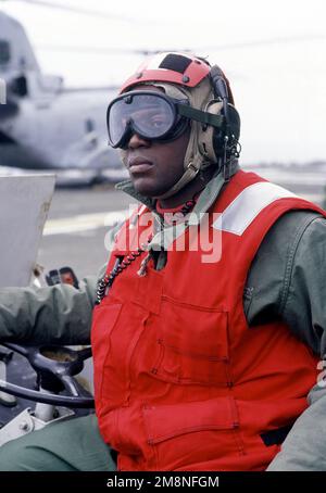 Marine CPL Arzumarcial Herson, ein Crewchef, der der Marine-Luftstaffel 311, Yuma, Arizona, zugeteilt wurde. Beobachtet, wie AV-8 Harriers an Bord des US-Schiffes USS BELLEAU WOOD LHA-3, 30. Oktober 1998, landet. Die Harriers und die USS BELLEAU WOODS werden in der Republik Korea eingesetzt, um Fohlen Adler '98 zu unterstützen. Betrifft Operation/Serie: FOHLEN-ADLER '98KOREA CD-Basis: Hafen von Pyongtaek Land: Republik Korea (KOR) Stockfoto