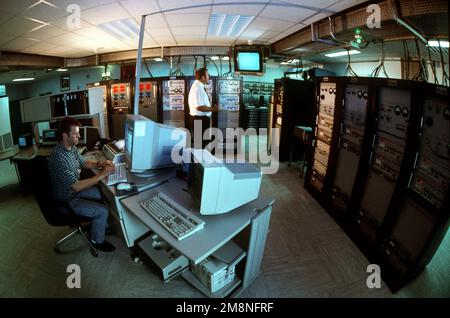 Ein Blick in einen computergesteuerten Kontrollraum, während Graham Stewart (links) die Daten von Solarausbrüchen überprüft und Dean Cummings einen Sonnenfleck aufspürt. Ihre Mission ist es, Solarereignisse in Echtzeit an die 55. zu melden, die einzige zentrale Raumfahrtprognosen- und -Warneinheit des Verteidigungsministeriums, und das Space Weather Operation Center der National Oceanic and Atmospheric Administration in Boulder, Colorado. Dieses Bild ist in der Ausgabe des AIRMAN Magazine vom November 1998 zu sehen. Basis: San Vito Dei Normanni Air Sta Land: Italien (ITA) Stockfoto