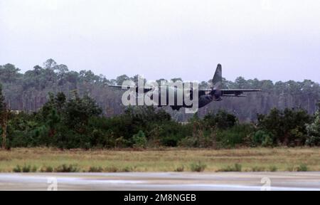 Ein mittellanges Foto eines USAF MC-130H Kampfflugzeugs Talon II auf der Hafenseite, das von Hurlburt Field, Florida, startet. Basis: Luftwaffenstützpunkt McGuire Bundesstaat: New Jersey (NJ) Land: Vereinigte Staaten von Amerika (USA) Stockfoto