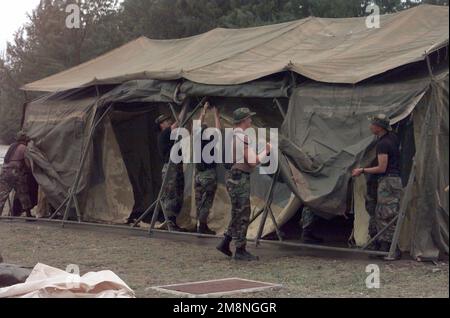 US Air Force Airmen, zugeteilt zum 36. Ziviltechniker-Geschwader, Andersen Air Force Base, Guam, richten Zelte auf, um Airmen des 96. Bombengeschwaders und Hilfspersonal des 2. Bombenflügels, Luftwaffenstützpunkt Barksdale, Louisiana, unterzubringen. Die Airmen werden zur Marinestützpunkt Diego Garcia entsandt, um die Operation DESERT THUNDER 2 zu unterstützen. Betreff Betrieb/Serie: DESERT THUNDER 2 Base: NAV Sup Activity, Diego Garcia Country: British Indian Ocean Territory (IOT) Stockfoto