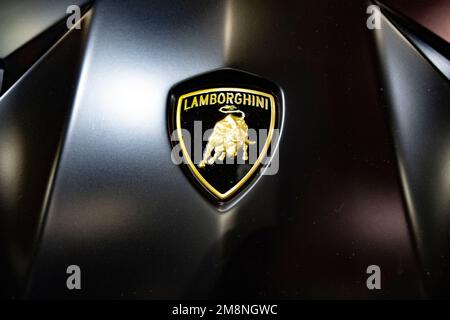 Chiba, Präfektur Chiba, Japan. 14. Januar 2023. Ein Lamborghini-Emblem auf der Motorhaube eines Supersportwagens im Tokio Auto Salon. Lamborghini ist ein italienischer Hersteller von Luxussportwagen, der für sein schlankes Design, seine leistungsstarken Motoren und seine fortschrittliche Technologie bekannt ist. Das Unternehmen wurde 1963 von Ferruccio Lamborghini gegründet und ist nun eine Tochtergesellschaft der Volkswagen-Gruppe. Zu den berühmtesten Modellen von Lamborghini gehören Miura, Countach und Aventador. Der Tokio Auto Salon (æ±ä°¬Ã‚ªãƒ¼ãƒˆã‚µãƒ-ãƒ³) gilt als eine der renommiertesten Ausstellungen für nachgerüstete Autos der Welt und zieht Autoenthusiasten, Hersteller, Stockfoto