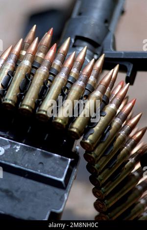 Eine Nahaufnahme eines M240G-Maschinengewehrs, dessen Gürtel 7,62-mm-Munition gespeist hat. Basis: Empire Range Complex Country: Panama (PAN) Stockfoto
