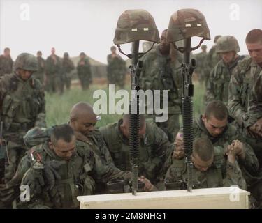 Titel des Militärfotografen des Jahres 1999: KATEGORIE: Director's Award PLACE: Second Place Director's Award (Gleichstand) BILDUNTERSCHRIFT: Zum Gedenken an SGT William W. Wright und SPC Sherwood B. Brim veranstaltet das 9. Ingenieurbataillon am 20. Juli 1999 eine Gedenkfeier für die gefallenen Soldaten in Camp Bondsteel im Kosovo. Allein auf dem Paradefeld stehen zwei Helme, Gewehre und Stiefel, ein Symbol der Soldaten, die es waren. SERGEANT Wright und SPC Brim waren Teil der Bravo Company, 9. Ingenieurbataillon in Schweinfurt. Am Ende der Zeremonie kam die Bravo Company zum Symb Stockfoto