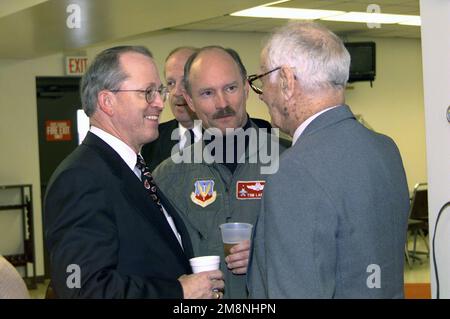 Der ehrenwerte Charles Cragin, stellvertretender stellvertretender Verteidigungsminister für Reserveangelegenheiten (links), trifft sich mit Lieutenant Colonel Tom Larson, dem 119. Fighter Wing Operations Group Commander (Mitte) und Larsons Vater Brigadegeneral (a.D.) Duane „Pappy“ Larson (rechts). Cragin nahm am 119. Fighter Wing, North Dakota Air National Guard, an der Zeremonie zum Kommandowechsel in Fargo, North Dakota, Teil. Basis: Fargo Bundesstaat: North Dakota (ND) Land: Vereinigte Staaten von Amerika (USA) Stockfoto