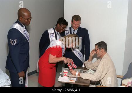 Randolphs 1999 Botschafter besuchen einen Patienten im Audie L. Murphy Memorial Veterans Hospital. Die Botschafter haben sich mit Randolph-Beamten, anderen Militärbotschaftern und dem Bürgermeister zusammengetan, um während der jährlichen Veranstaltung Valentine zu verteilen und Veteranen zu besuchen. Von links, Technischer Sergeant Prentiss Spivey, Kirsten Kralik, 2. Lieutenant Shelby Prescod und 2. Lieutenant Scott Belanger. Basis: Randolph Luftwaffenstützpunkt Bundesstaat: Texas (TX) Land: Vereinigte Staaten von Amerika (USA) Stockfoto