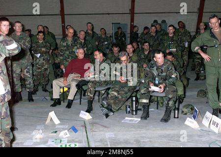 GENERALMAJOR DER US-Armee James C. Riley, Befehlshaber, 3. Infanterieabteilung (mechanisiert) (2. von links) und General (pensioniert) Frederick Franks (Zivilkleidung), SENIOR Observer Controller für BCTP (Battle Command Training Program) Warfighter Exercise 99-03, Und Brigadekommandanten während der Übung im Training and Support Center der US Army, Fort Stewart, Georgia. Betreff Betrieb/Serie: WARFIGHTER 99-03 Base: Fort Stewart Bundesstaat: Georgia (GA) Land: Vereinigte Staaten von Amerika (USA) Stockfoto