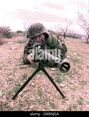 Sergeant Jordan Brooks vom US-Marinekorps, mit der 24. Marine Expeditionary Unit, der 2. Recon Batallion, nimmt eine Verteidigungsposition ein, während er in Abstimmung mit den griechischen Marines auf Patrouille während der jährlichen beidseitigen Übung ALEXANDER DER GROSSE in Volos, Griechenland, ist. Die 24. Marine Expeditionary Unit wird an Bord der drei Schiffe (nicht abgebildet) der NASSAU Amphibious Readiness Group, USS NASHVILLE (LPD 13), USS PENSACOLA (LSD 38) und USS NASSAU (LHA 4), gebracht. Die NASSAU ARG und 24. MEU (SOC) werden routinemäßig sechs Monate lang in der sechsten US-Flotte im Mittelmeerraum eingesetzt. Betreff Betrieb/Serie: ALEXAND Stockfoto