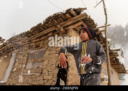 Srinagar, Indien. 15. Januar 2023. Ein Kind geht beim Spielen durch den Schnee, nachdem es in den Außenbezirken von Srinagar einen schweren Schneefall erlitten hat. Aufgrund des starken Schneefalls gab es mehrere Lawinen an verschiedenen Orten Kaschmirs. Der Zeitraum von 40 Tagen von Dezember 21 bis Januar 31., auch bekannt als Chilai Kalan, in Kaschmir gilt als der wichtigste Zeitraum, wenn es schneit, wird der Zustand noch schlimmer. (Foto: Idrees Abbas/SOPA Images/Sipa USA) Guthaben: SIPA USA/Alamy Live News Stockfoto