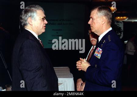 US-Verteidigungsminister John J. Hamre (links) und US-Luftwaffengeneral Richard Meyers, Oberbefehlshaber des nordamerikanischen Luft- und Raumfahrtkommandos, führen Gespräche vor den Senatsanhörungen auf dem Luftwaffenstützpunkt Peterson, Colorado. Basis: Luftwaffenstützpunkt Peterson Bundesstaat: Colorado (CO) Land: Vereinigte Staaten von Amerika (USA) Stockfoto