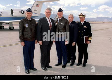 (Von links nach rechts) US Air Force Brigadegeneral Mike Drennan, Commander, 21. Space Wing, Peterson Air Force Base, Colorado, US Deputy Secretary of Defense John Hamre, USAF General Richard Myers, Chief Commander, North American Aerospace Defense Command, Mr. Money und US Navy Vice Admiral Herb Browne, Stellvertretender Oberbefehlshaber/STABSCHEF, US-Weltraumkommando, Peterson AFB, CO, versammeln Sie sich auf der Peterson-Fluglinie für ein Gruppenfoto mit Pikes Peak im Hintergrund. Basis: Luftwaffenstützpunkt Peterson Bundesstaat: Colorado (CO) Land: Vereinigte Staaten von Amerika (USA) Stockfoto