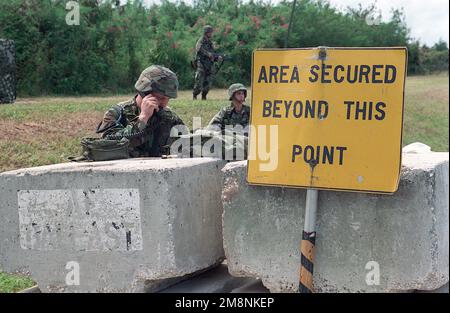 US Army (USA) Soldaten, die der A/Company zugeteilt sind, 1. Bataillon, 17. Infanteriedivision Mann, ein Sicherheitskontrollpunkt am Orot Point, Guam, während der Übung TANDEM-SCHUB '99. Gegenstand Operation/Serie: TANDEM-SCHUBKRAFT-Basis 99: Orot Point Staat: Guam (GU) Land: Nördliche Marianen (MNP) Stockfoto