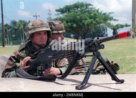 Specialists (SPC) Jeff Miller und SPC Micheal Swanson, beide US-Armee (USA), die der A/Company, DEM 1. Bataillon, der 17. Infanteriedivision zugeteilt wurde, bewachen ihre Verteidigungsposition in Orot Point, Guam, während sie eine 7,62mm M240G-mm-Maschinenpistole besetzten, während sie den TANDEM-SCHUB '99 üben. Gegenstand Operation/Serie: TANDEM-SCHUBKRAFT-Basis 99: Orot Point Staat: Guam (GU) Land: Nördliche Marianen (MNP) Stockfoto