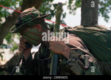 US Marine Corps Corporal (CPL) Thomas Cox, 3. Bataillon, 7. Regiment, 1. Marine Division, benutzen Sie ein Feldtelefon. Operation TANDEM-SCHUB 99, Insel Tinian. Gegenstand Operation/Serie: TANDEM-SCHUBKRAFT-Basis 99: Inselland Tinian: Nördliche Marianen (MNP) Stockfoto