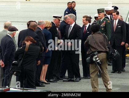 Präsident Clinton begrüßt ADM Harold W. Gehman, den Obersten Alliierten Befehlshaber Atlantic, und andere Würdenträger am Marinestützpunkt Norfolk, bevor er sich an Angestellte des US- und NATO-Militärs, der Familien und des zivilen Verteidigungsministeriums (nicht abgebildet) richtete und sich dafür bedankt, dass Personal im Ausland zur Unterstützung der Alliierten NATO-Operation eingesetzt wurde. Verteidigungsminister William Cohn, Vorsitzender der Stabschefs, US-ARMEEGENOSSE Henry Shelton und US-Senator Charles Robb, Demokrat aus Virginia, werden hinter dem Präsidenten geführt. Einsatzgebiet/Serie: ALLIIERTE STREITKRÄFTE, Marineflugstation, Nr. Stockfoto